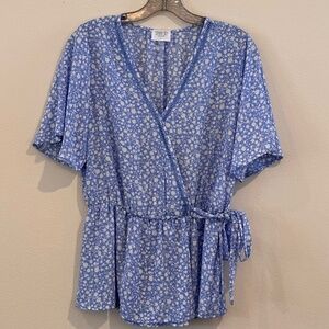 EUC Sienna Sky Women's Short Sleeve SZ L Light Blue White Floral Blouse V-neck